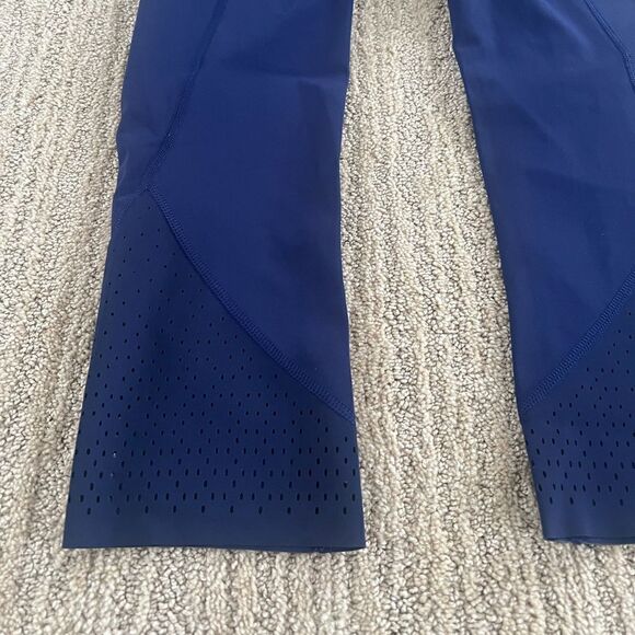 Lululemon Blue Patterened Bottoms Cropped 21” Leggings - Picture 2 of 8